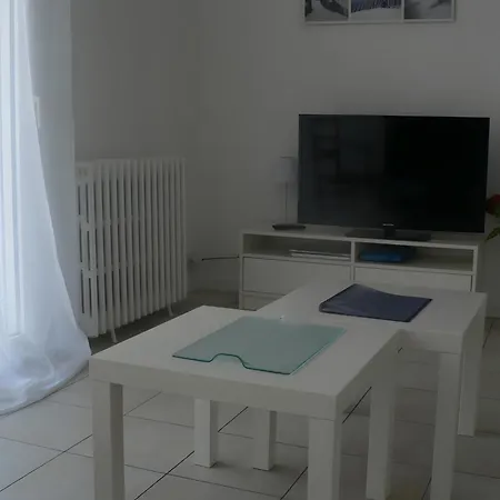 A L'ombre De L'albizia - بيت للعطل Aytré