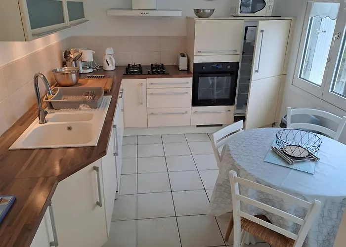 A L'ombre De L'albizia - Aytre